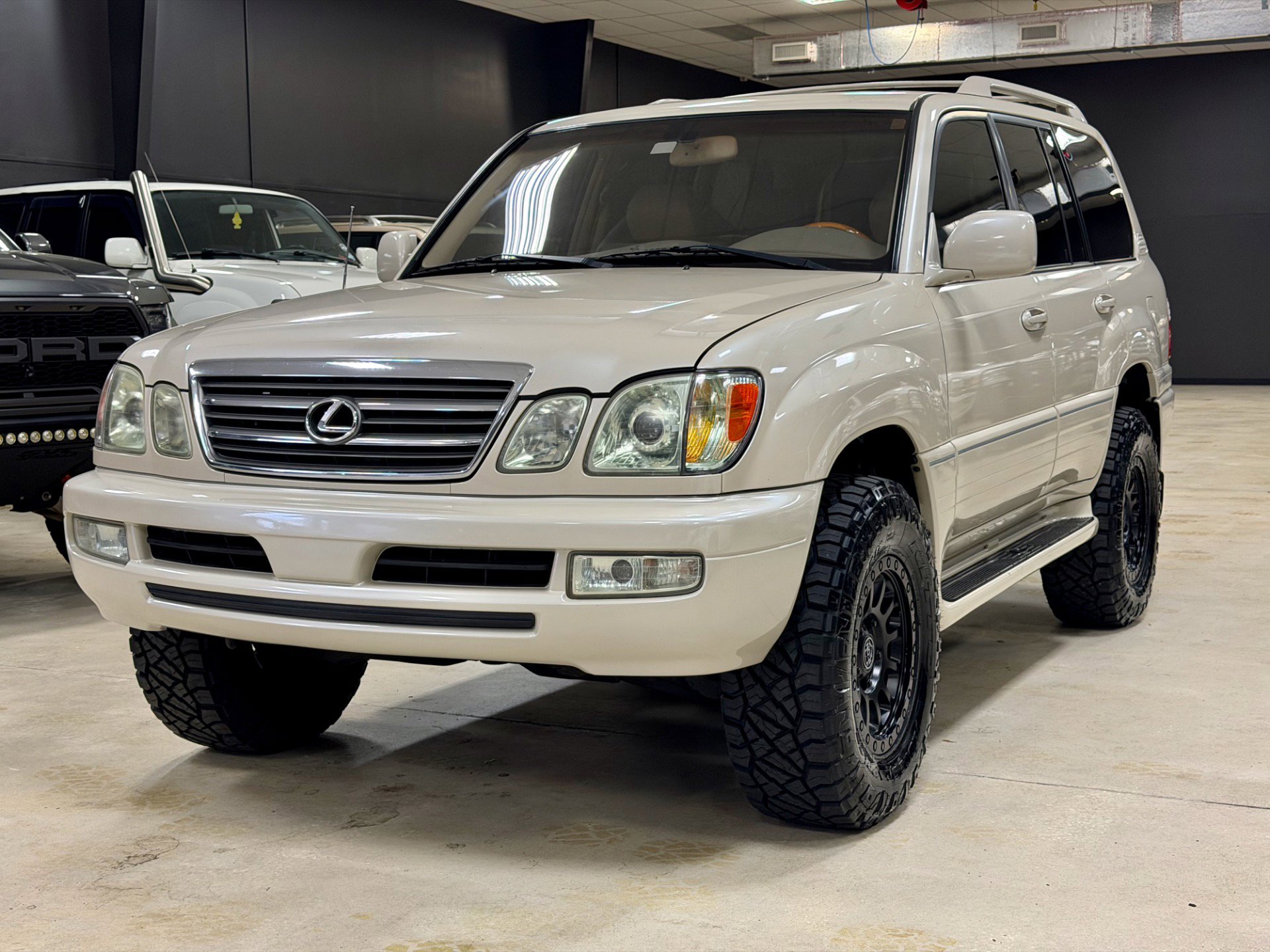 Used 2005 Lexus LX 470 4WD video 1
