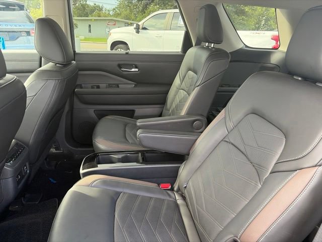 Used 2024 Nissan Pathfinder Platinum AWD/4WD image 23