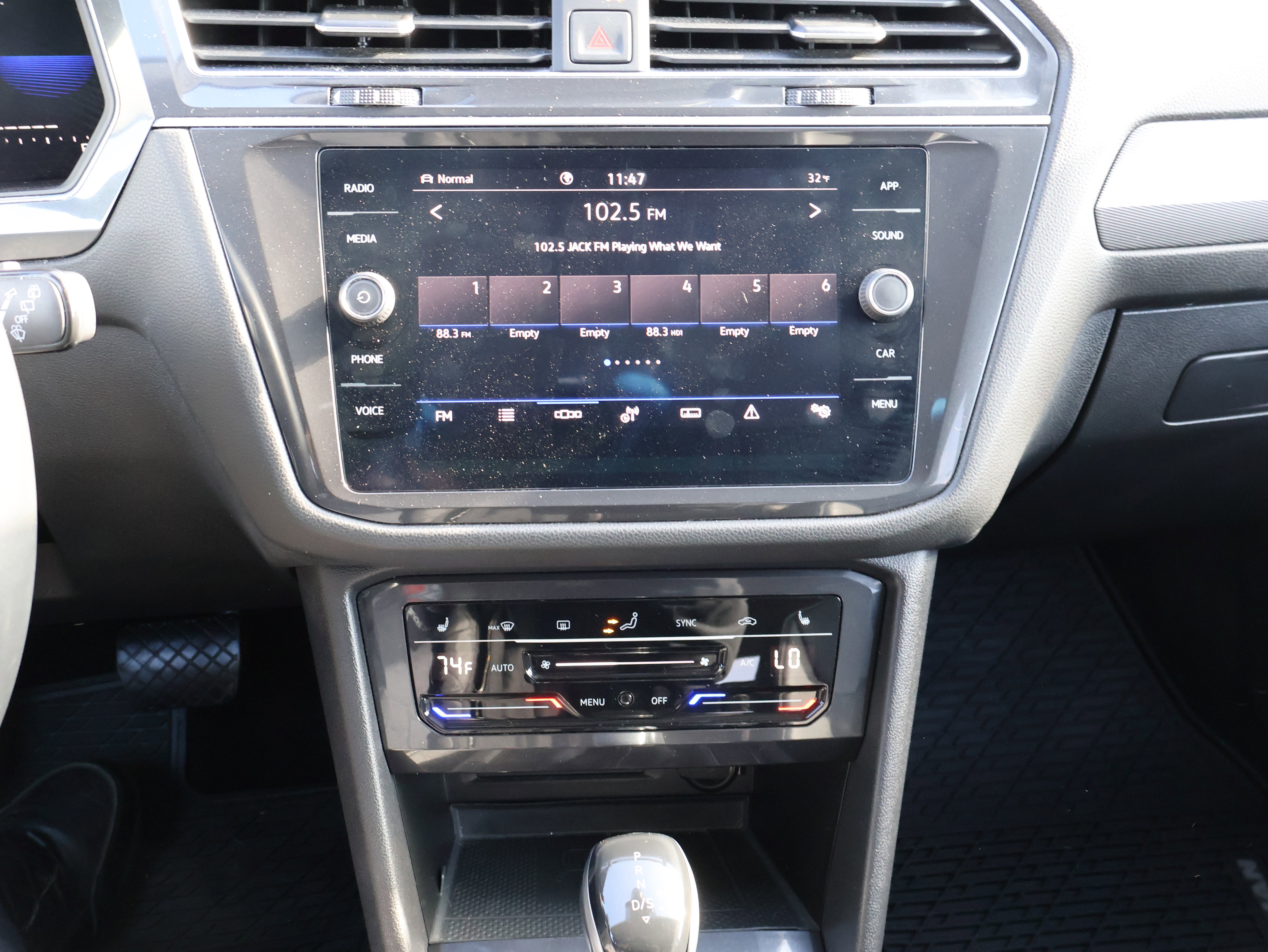 Used 2022 Volkswagen Tiguan SE w/ Panoramic Sunroof Package image 24