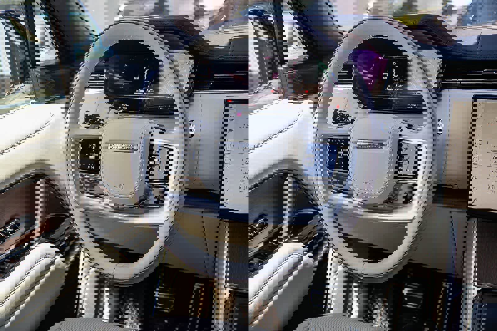 New 2026 Land Rover Range Rover Long Wheelbase SE image 15