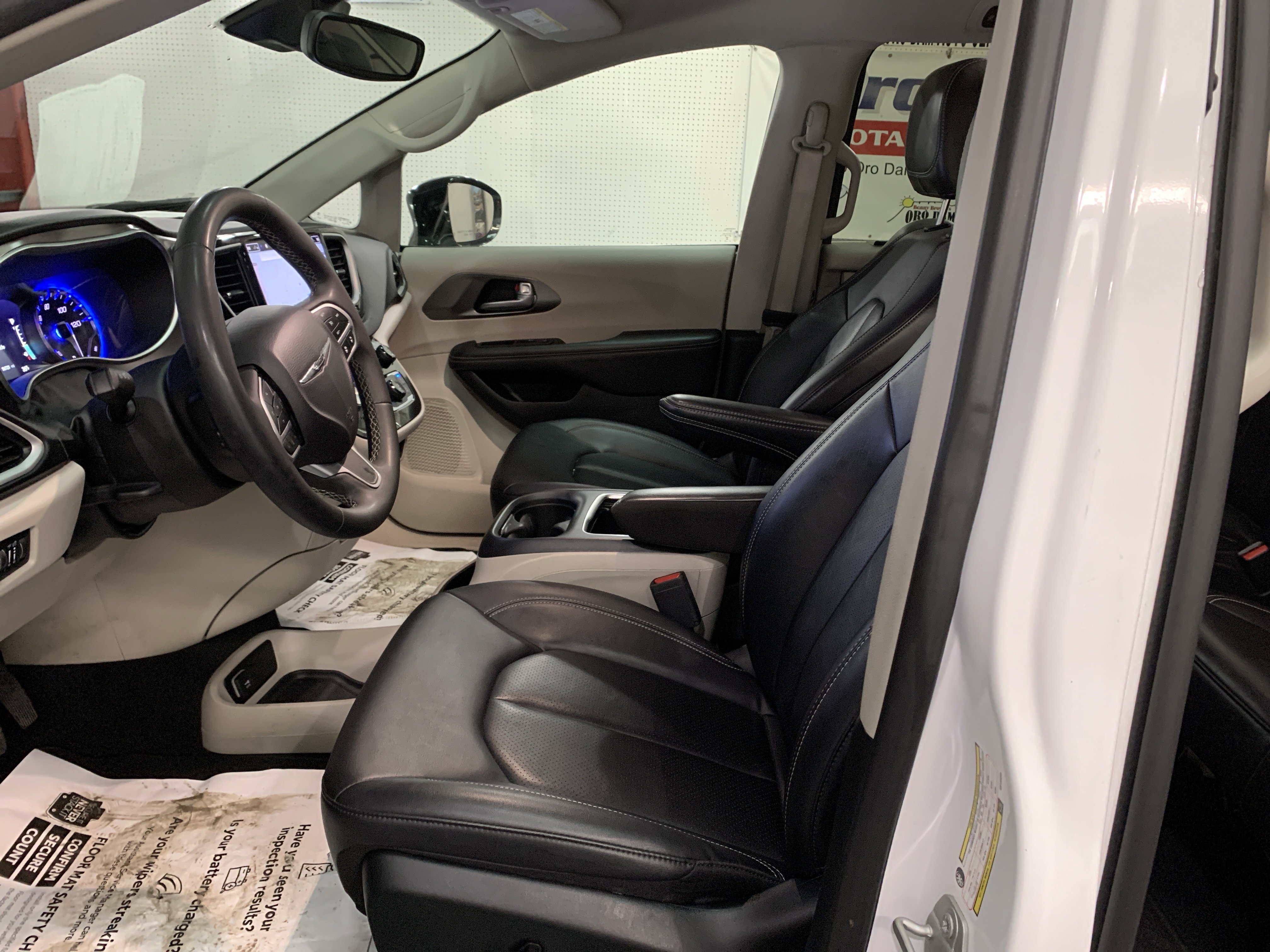 Used 2024 Chrysler Pacifica Touring-L image 12