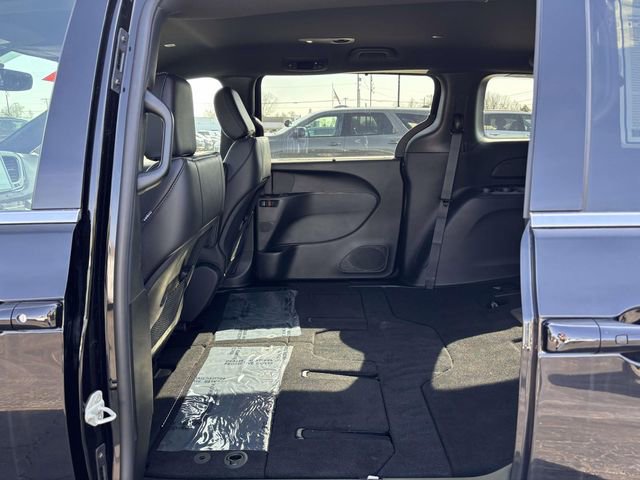 New 2027 Chrysler Pacifica Select FWD image 5