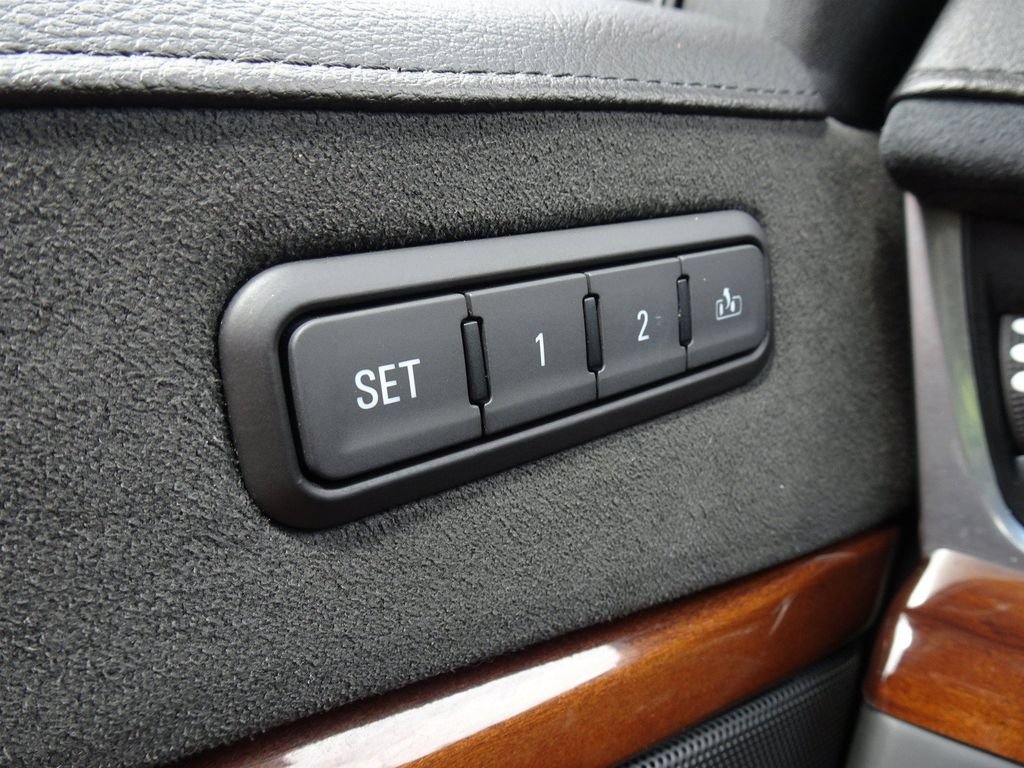 Used 2018 Cadillac Escalade Premium Luxury RWD image 23