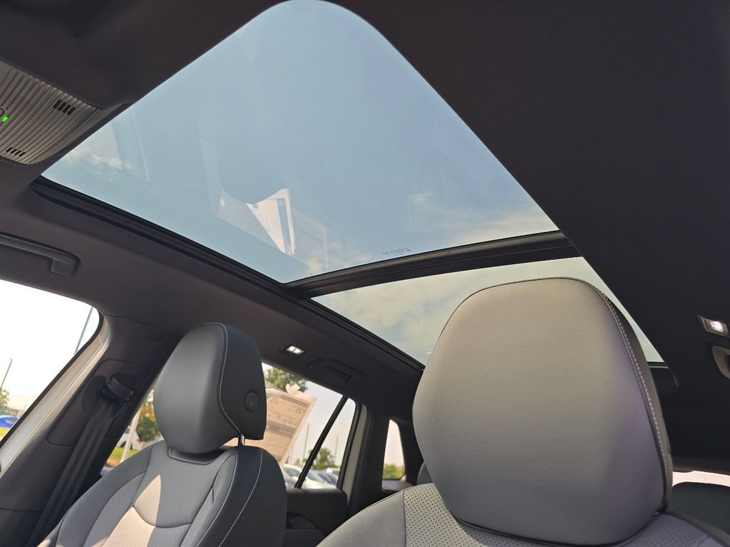 New 2026 Volkswagen Tiguan SE R-Line AWD/4WD image 2