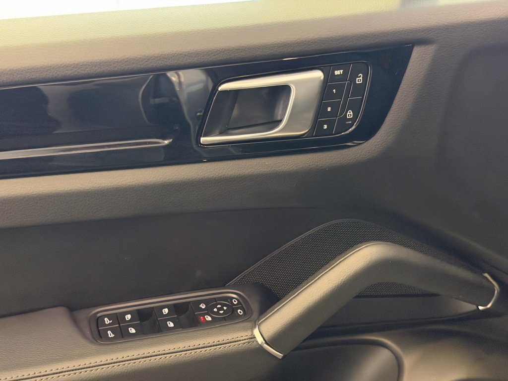 Certified 2023 Porsche Cayenne AWD/4WD image 13