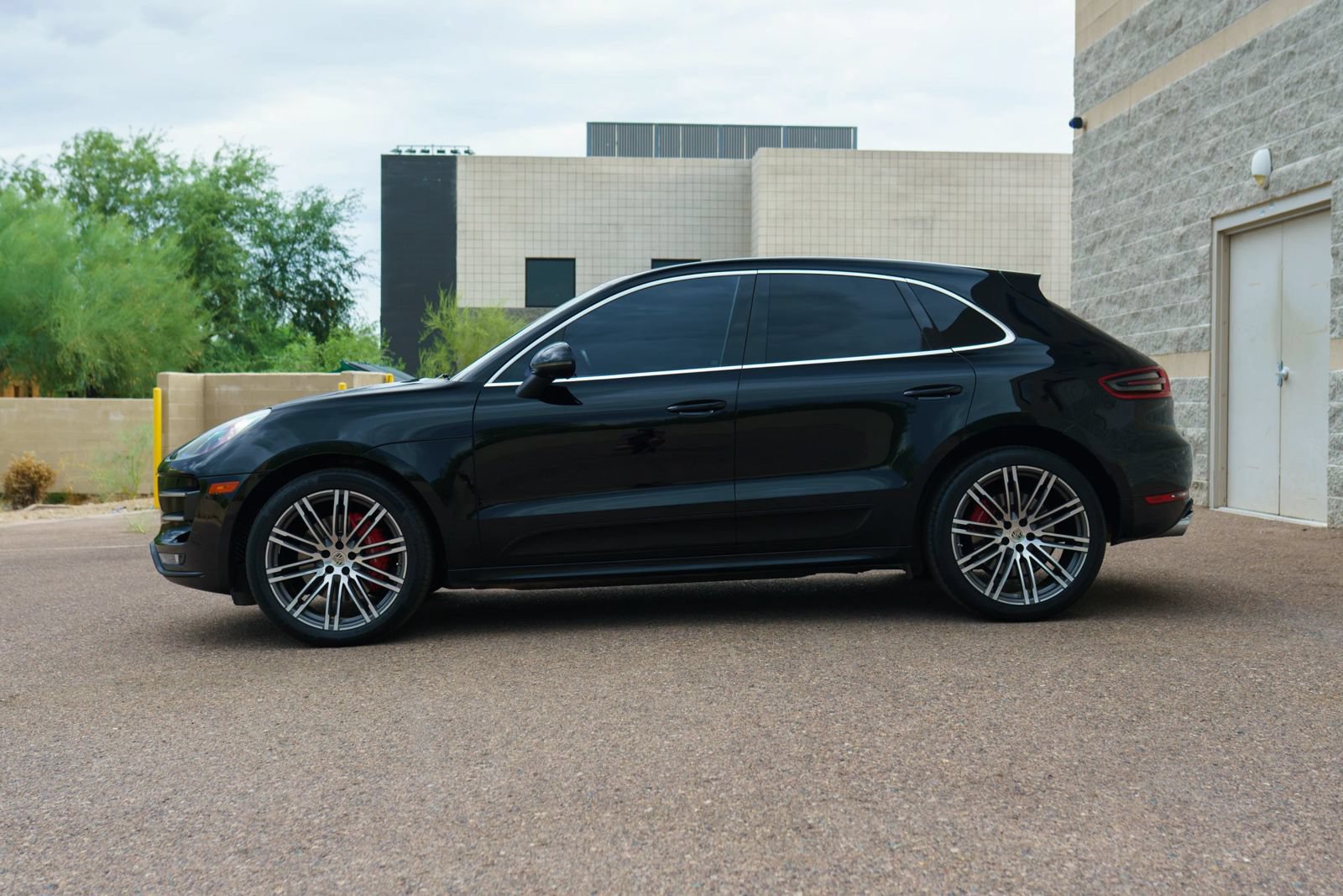Used 2015 Porsche Macan Turbo AWD/4WD image 4