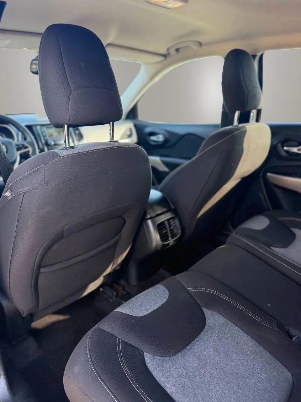 Used 2018 Jeep Cherokee Latitude FWD image 17