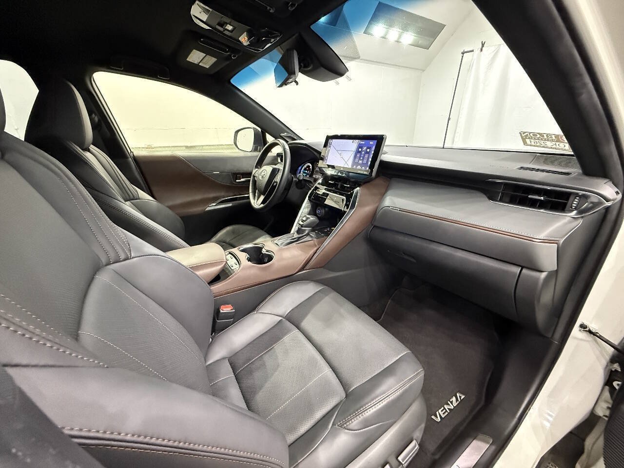 Used 2021 Toyota Venza Limited AWD/4WD image 27