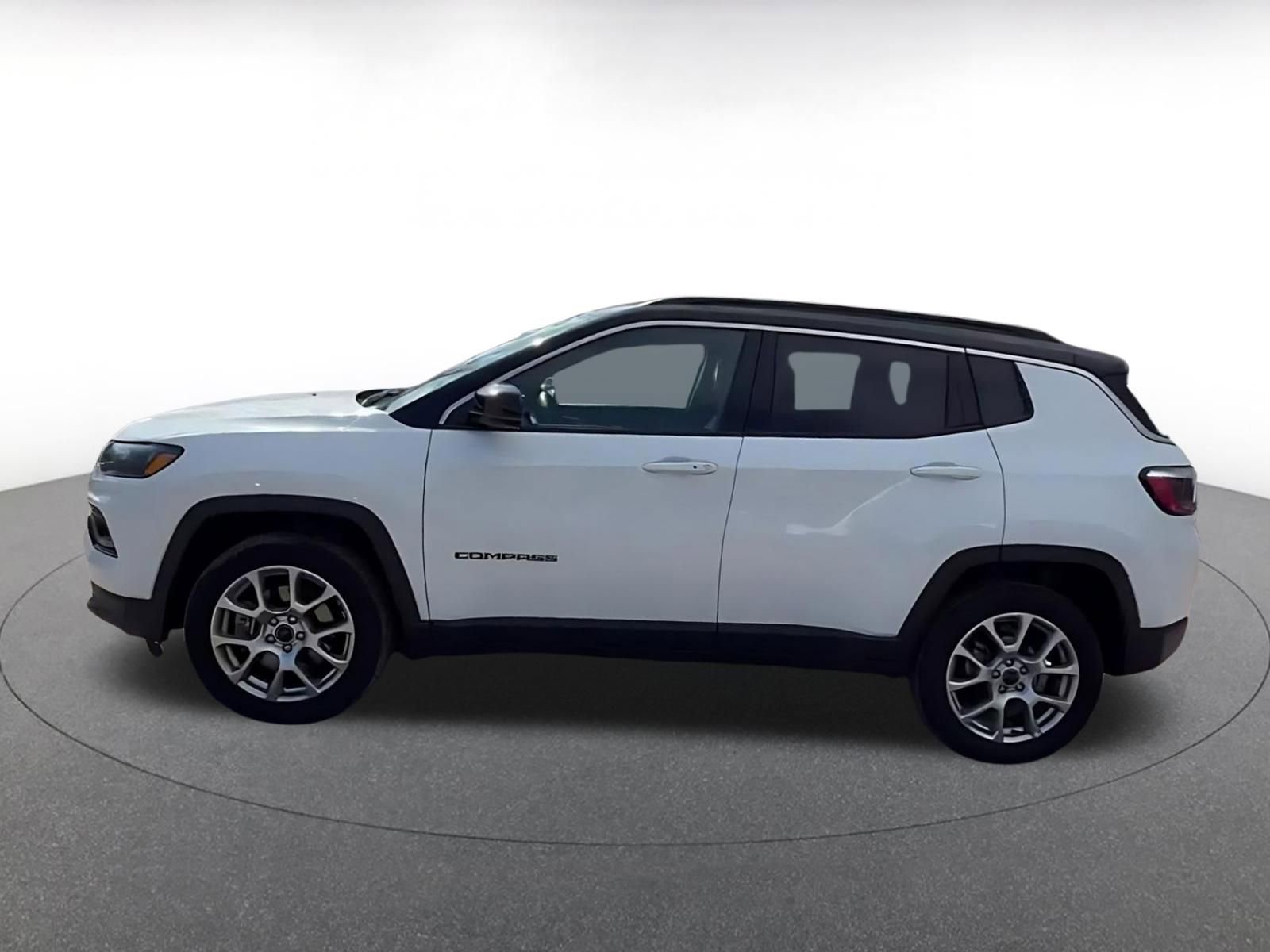 Used 2025 Jeep Compass Limited image 9