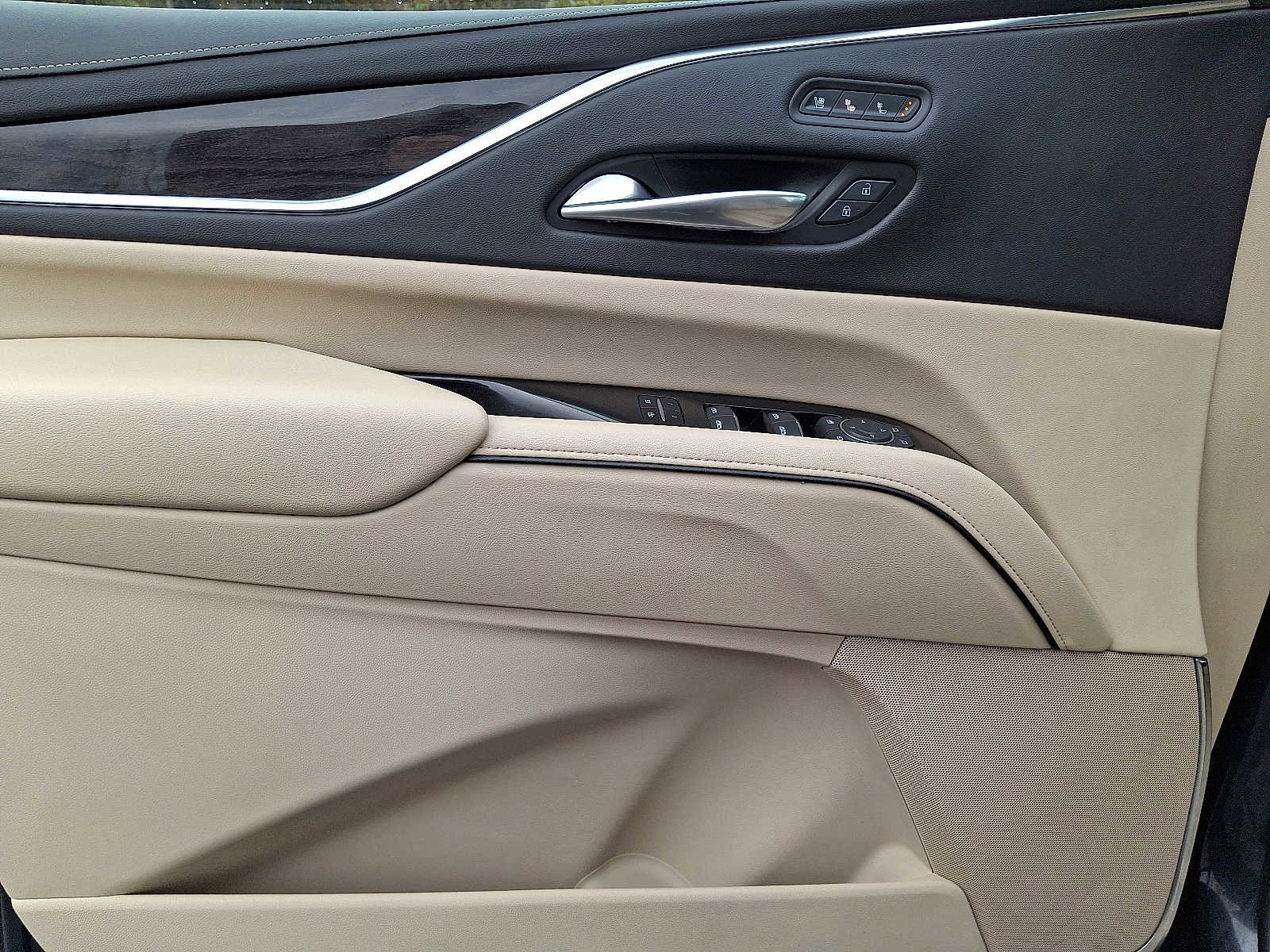 Used 2022 Cadillac Escalade ESV Premium Luxury image 14