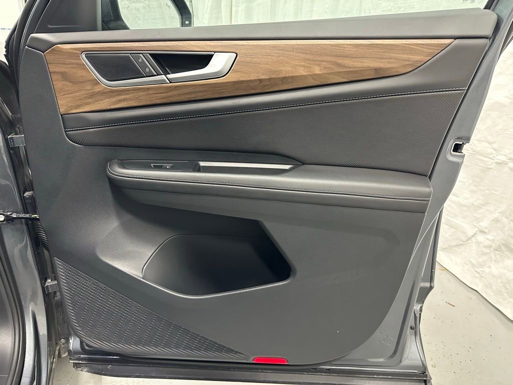 Used 2025 Volkswagen Atlas SE image 61