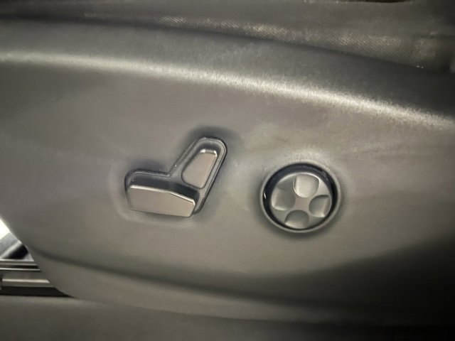 Used 2022 Chrysler Pacifica Touring-L image 16