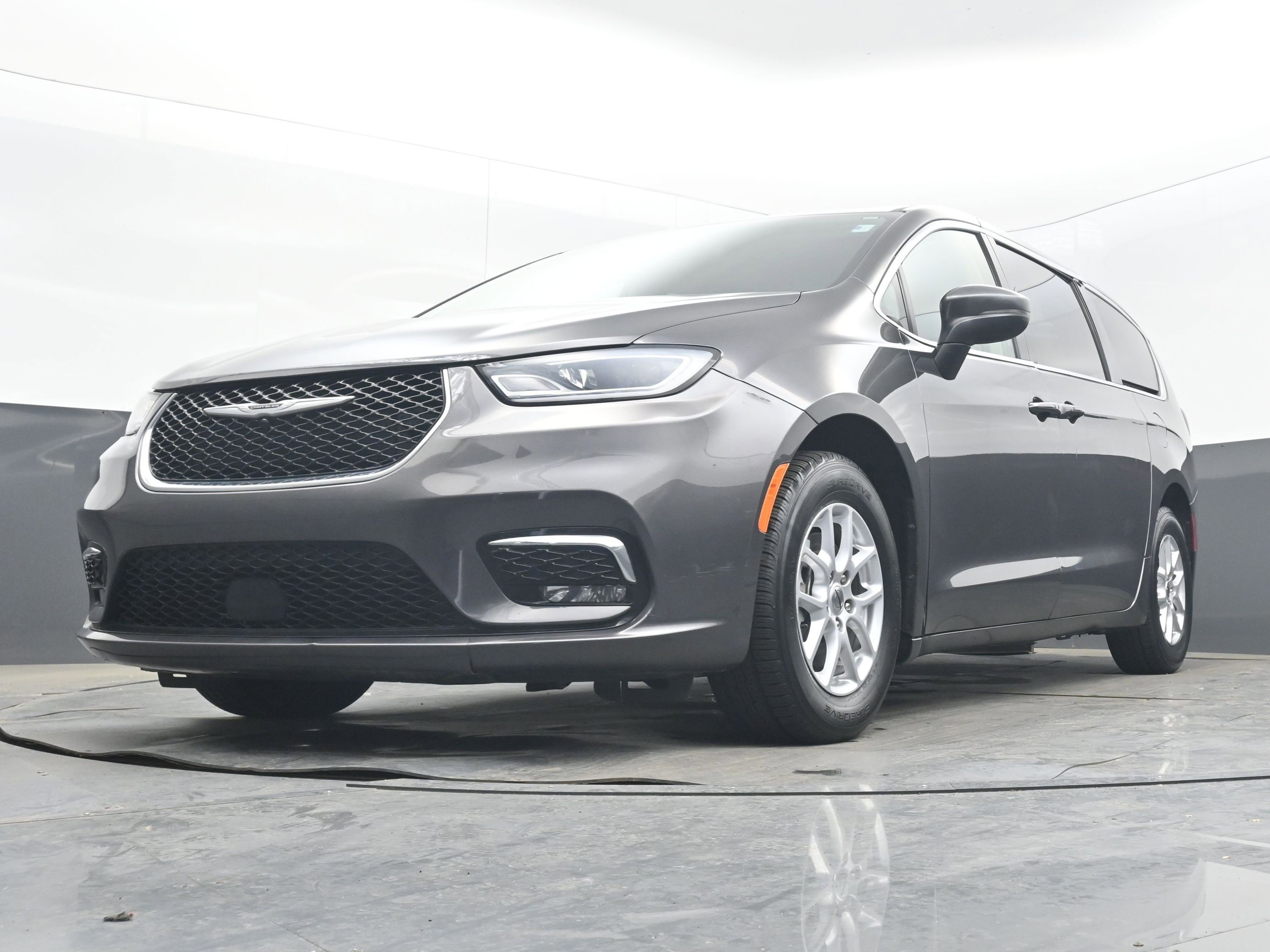 Used 2023 Chrysler Pacifica Touring-L image 26