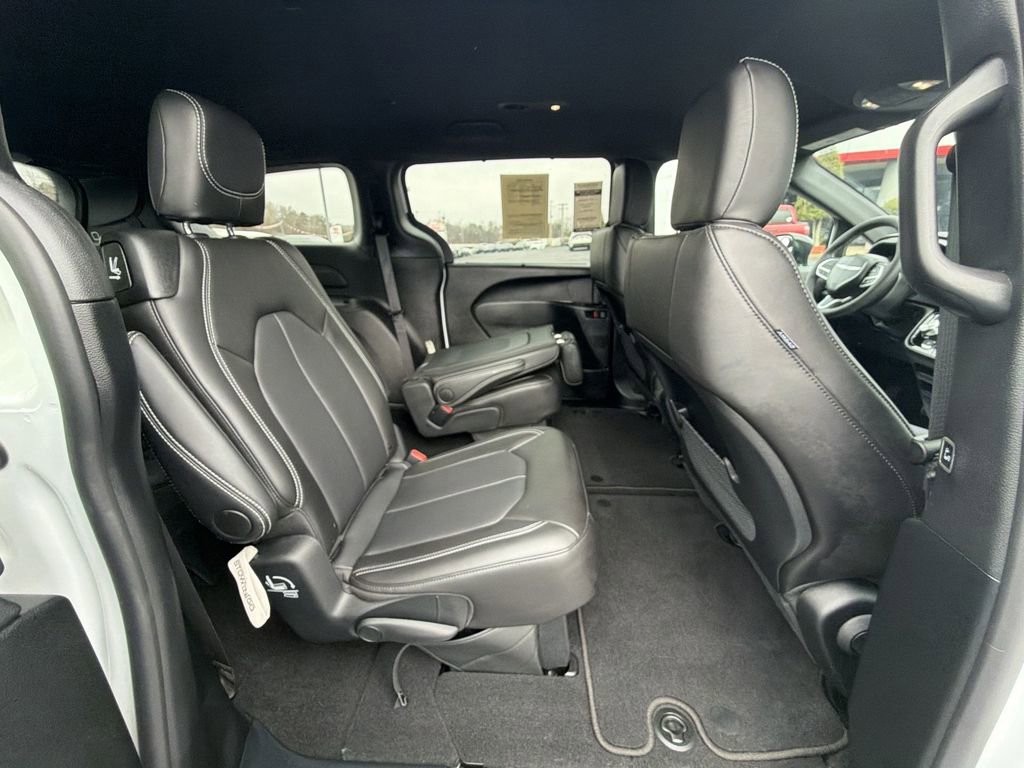 Used 2025 Chrysler Voyager LX image 12