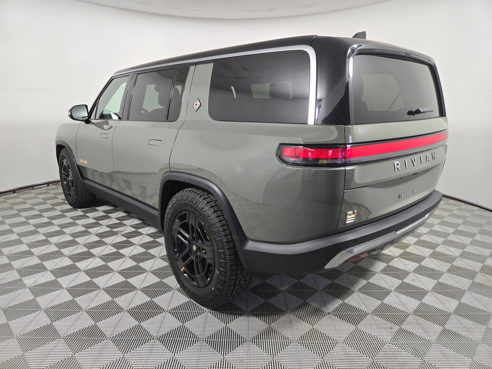 Used 2022 Rivian R1S Launch Edition image 3