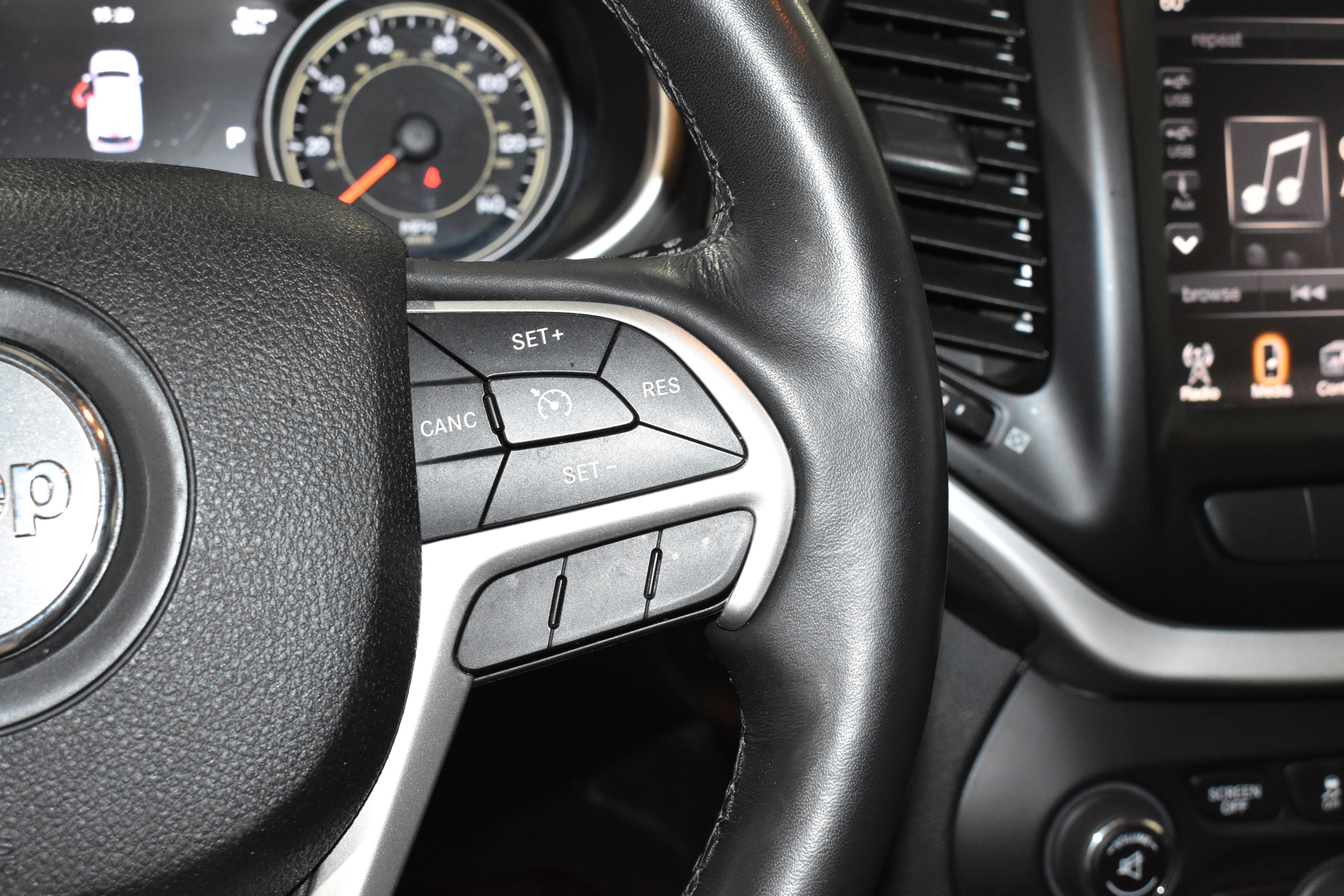 Used 2015 Jeep Cherokee Limited image 13