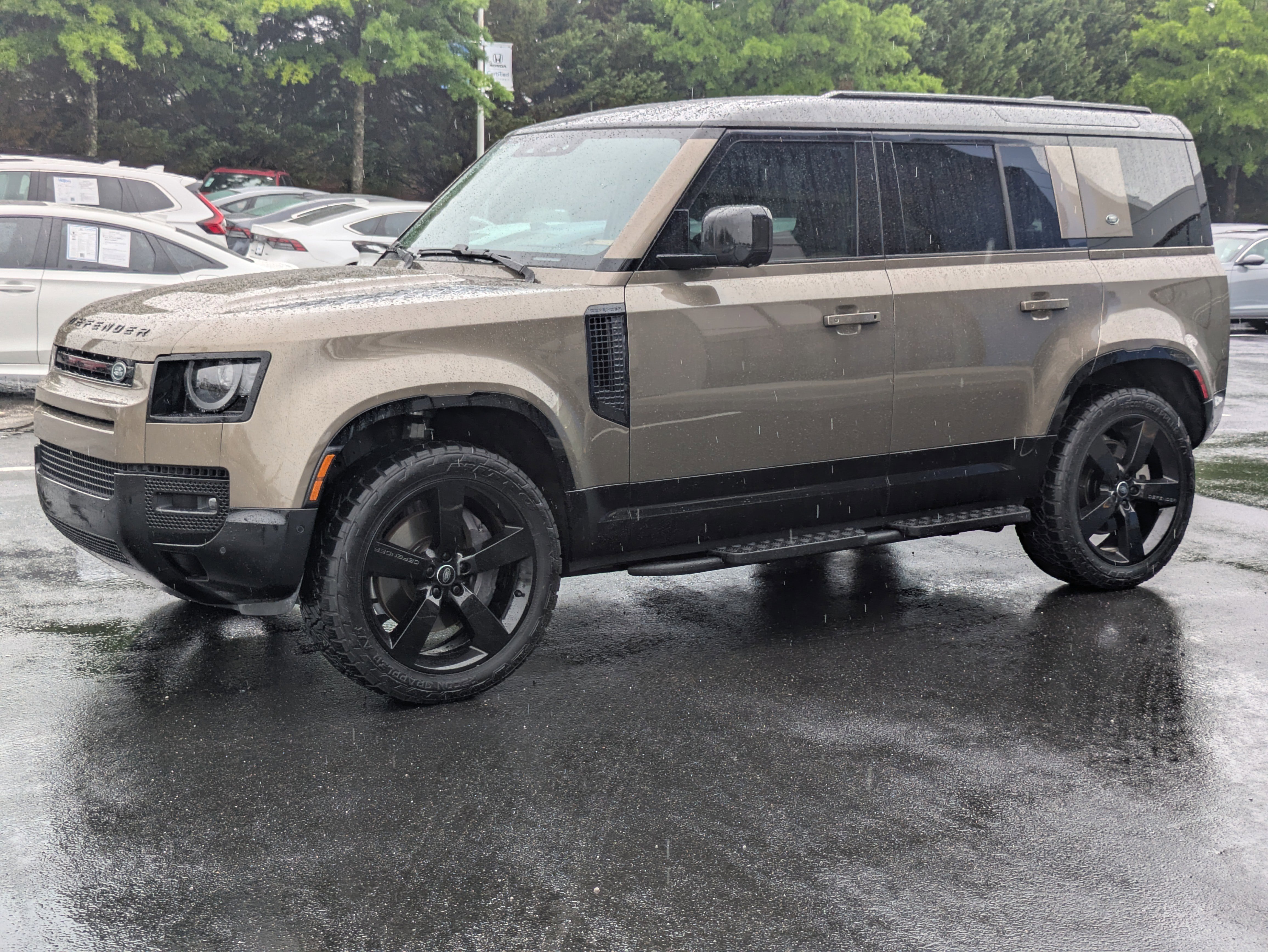 Used 2024 Land Rover Defender 110 X-Dynamic SE AWD/4WD image 2
