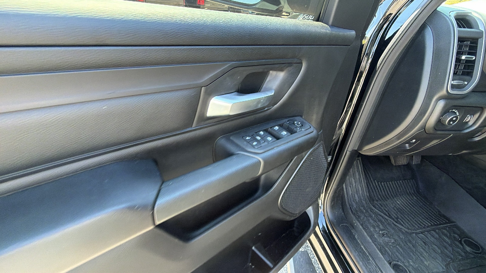 Used 2025 RAM 1500 Warlock AWD/4WD image 15