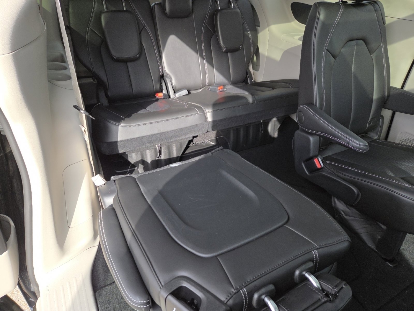 Used 2024 Chrysler Pacifica Touring-L image 22