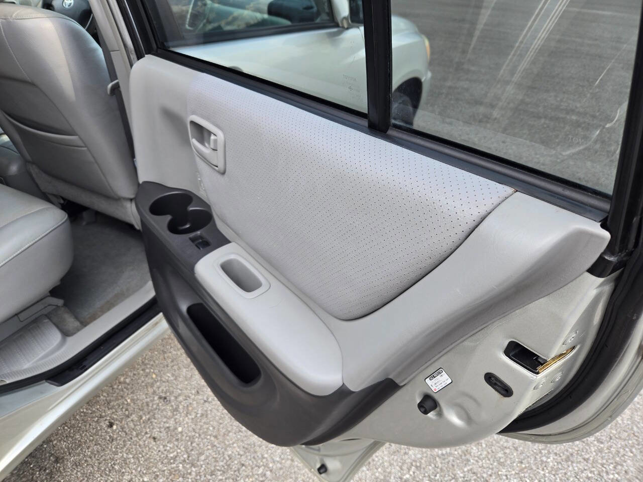 Used 2005 Toyota Highlander 2WD V6 w/ 3rd Row image 29