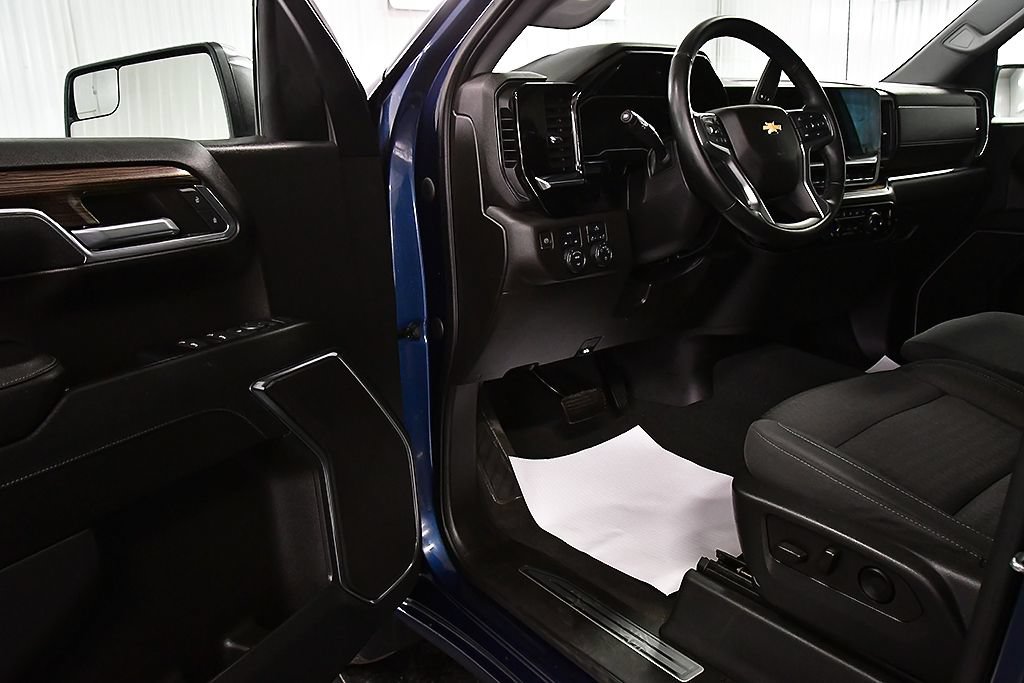 Used 2023 Chevrolet Silverado 1500 LT AWD/4WD image 15