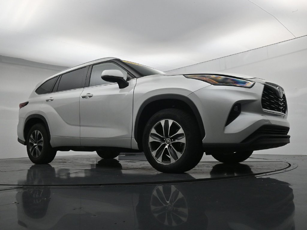 Used 2024 Toyota Highlander XLE FWD image 33