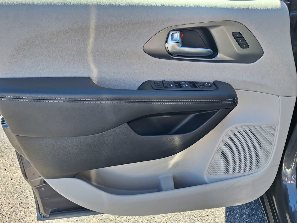 Used 2023 Chrysler Pacifica Touring-L image 30