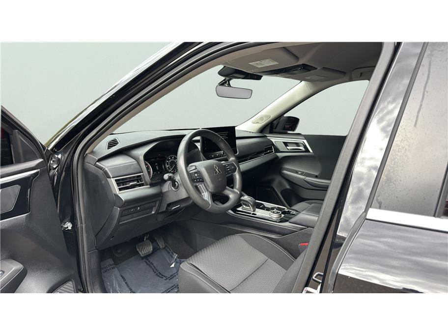 Used 2026 Mitsubishi Outlander ES FWD image 9