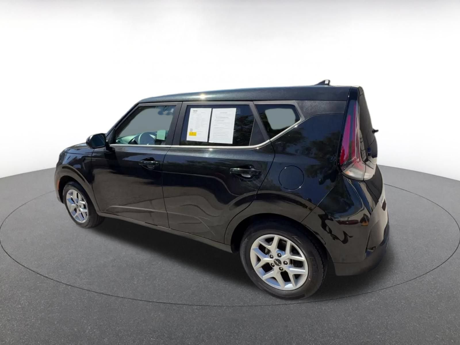 Used 2025 Kia Soul LX w/ LX Technology Package FWD image 9