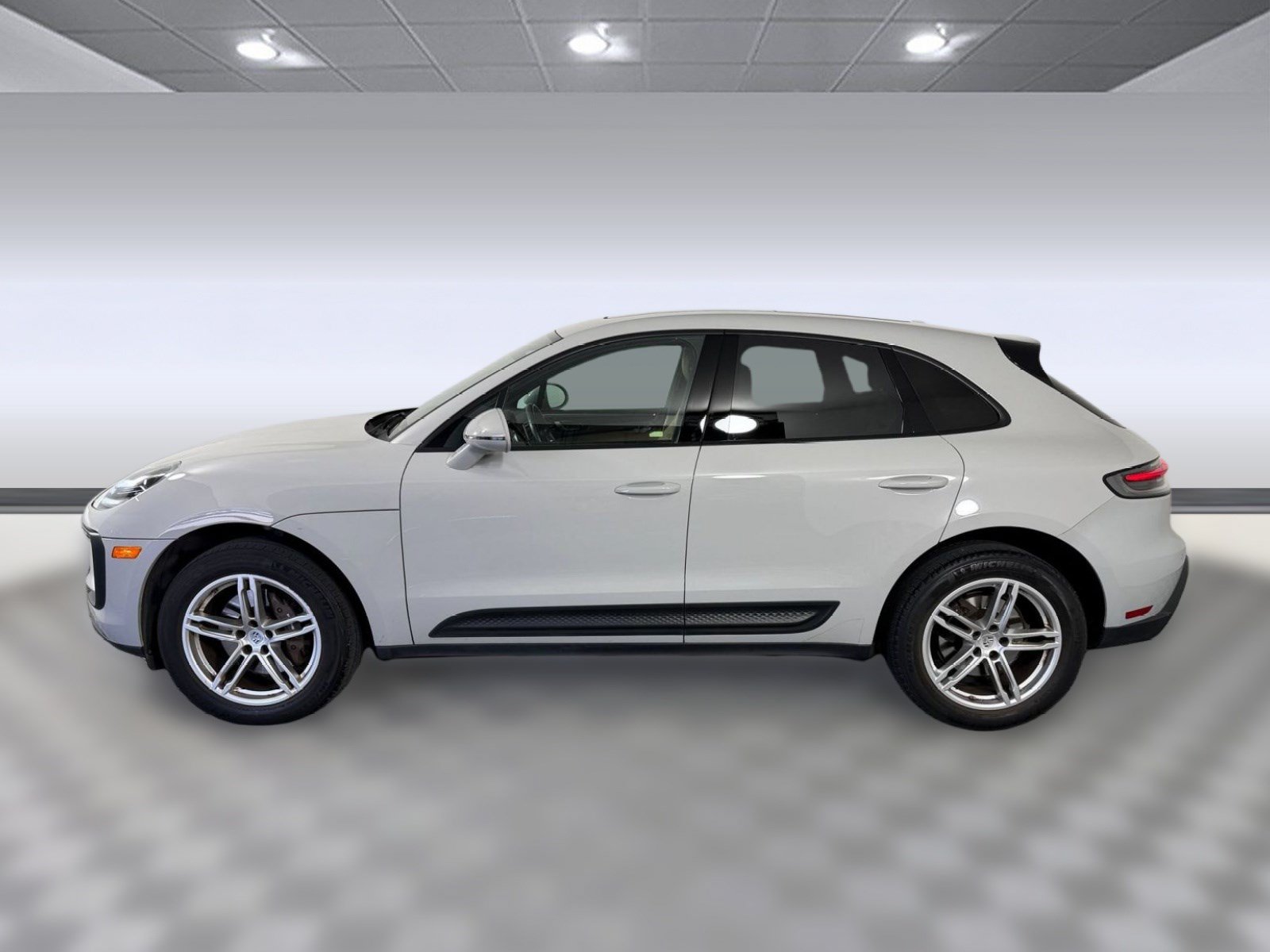 Used 2022 Porsche Macan AWD/4WD image 2