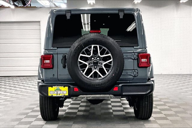 Used 2026 Jeep Wrangler Unlimited Sahara AWD/4WD image 5
