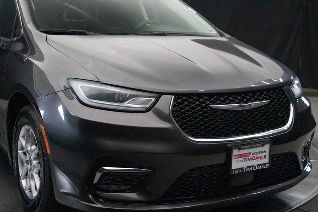 Used 2022 Chrysler Pacifica Touring-L image 3