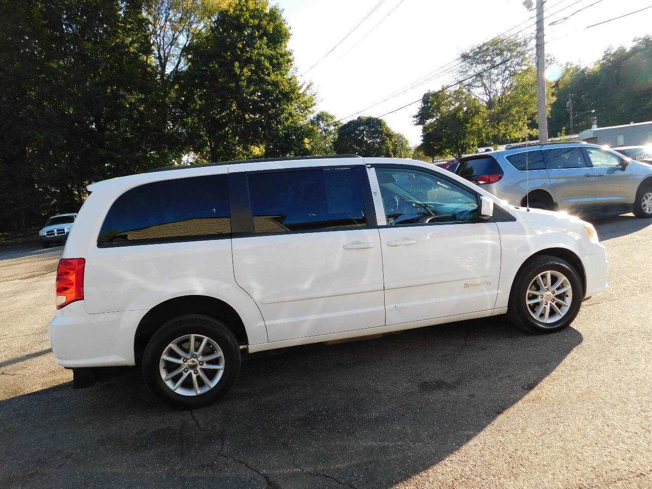 Used 2016 Dodge Grand Caravan SXT image 17