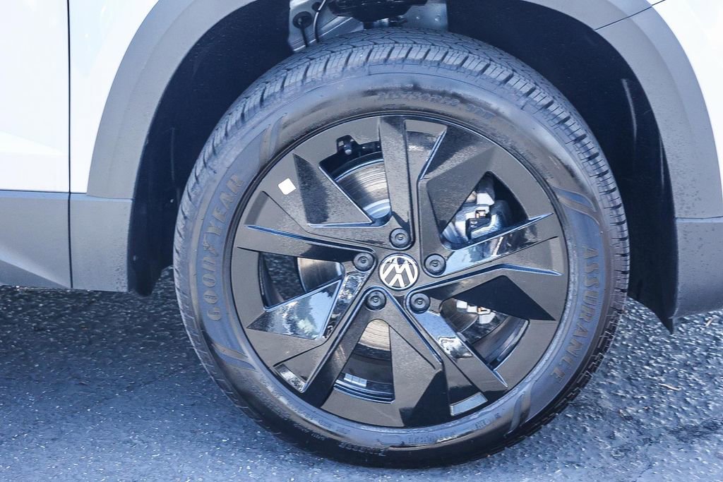 New 2025 Volkswagen Taos SE image 18
