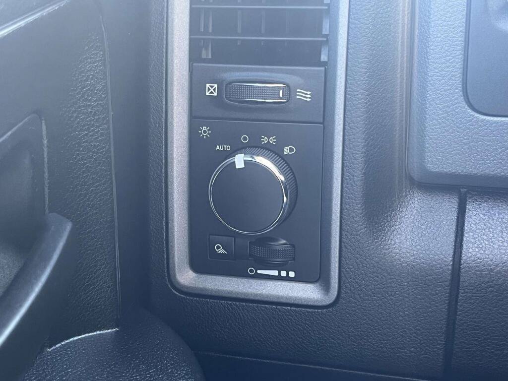 Used 2019 RAM 1500 Tradesman w/ Chrome Appearance Group RWD image 28