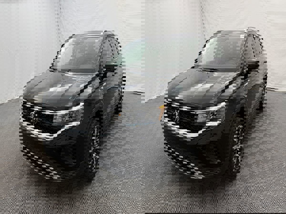 Used 2024 Volkswagen Taos SE FWD image 2