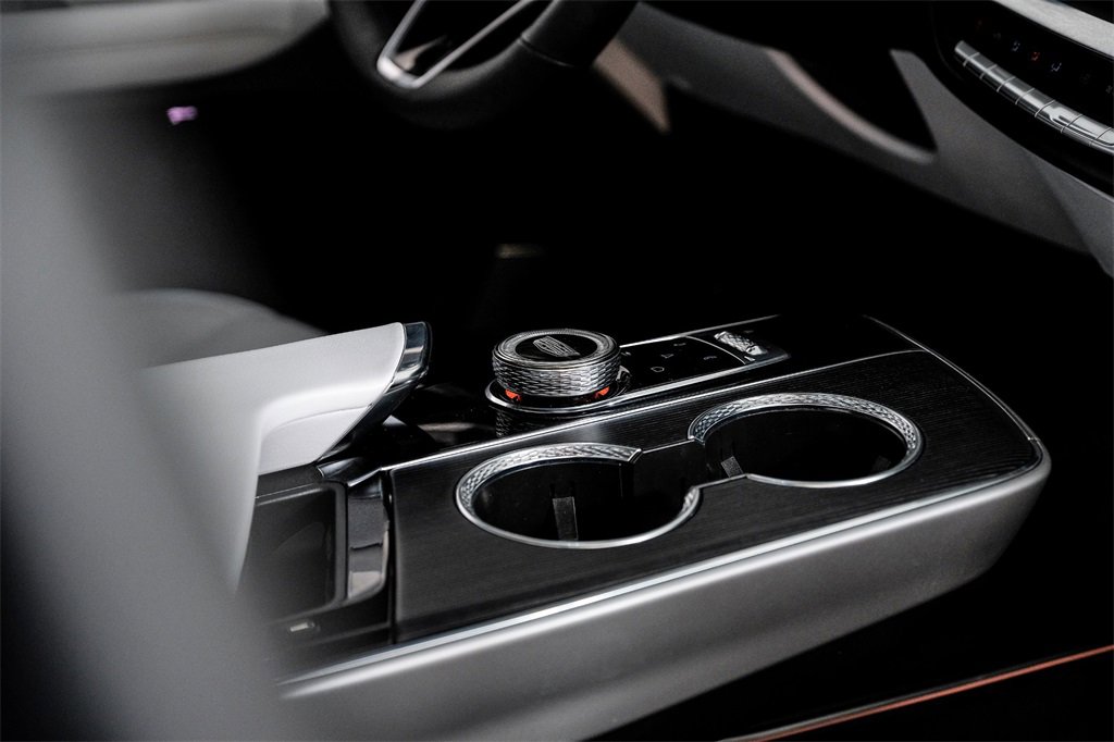 Used 2024 Cadillac Lyriq Luxury image 23