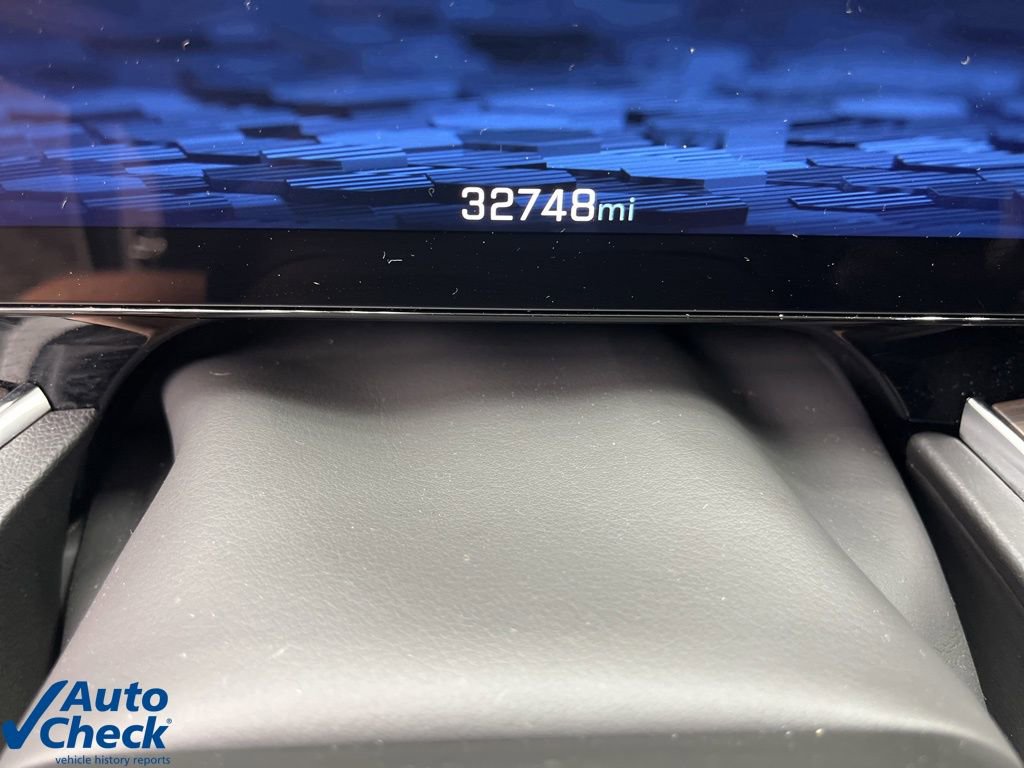 Used 2025 Chevrolet Suburban Z71 image 11