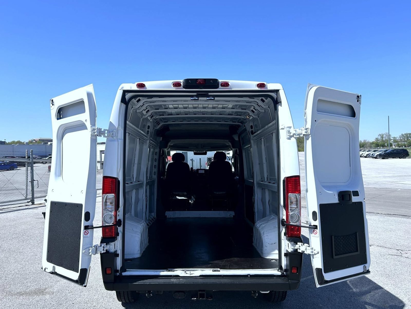 Used 2024 RAM ProMaster 2500 w/ Storage Group FWD image 19