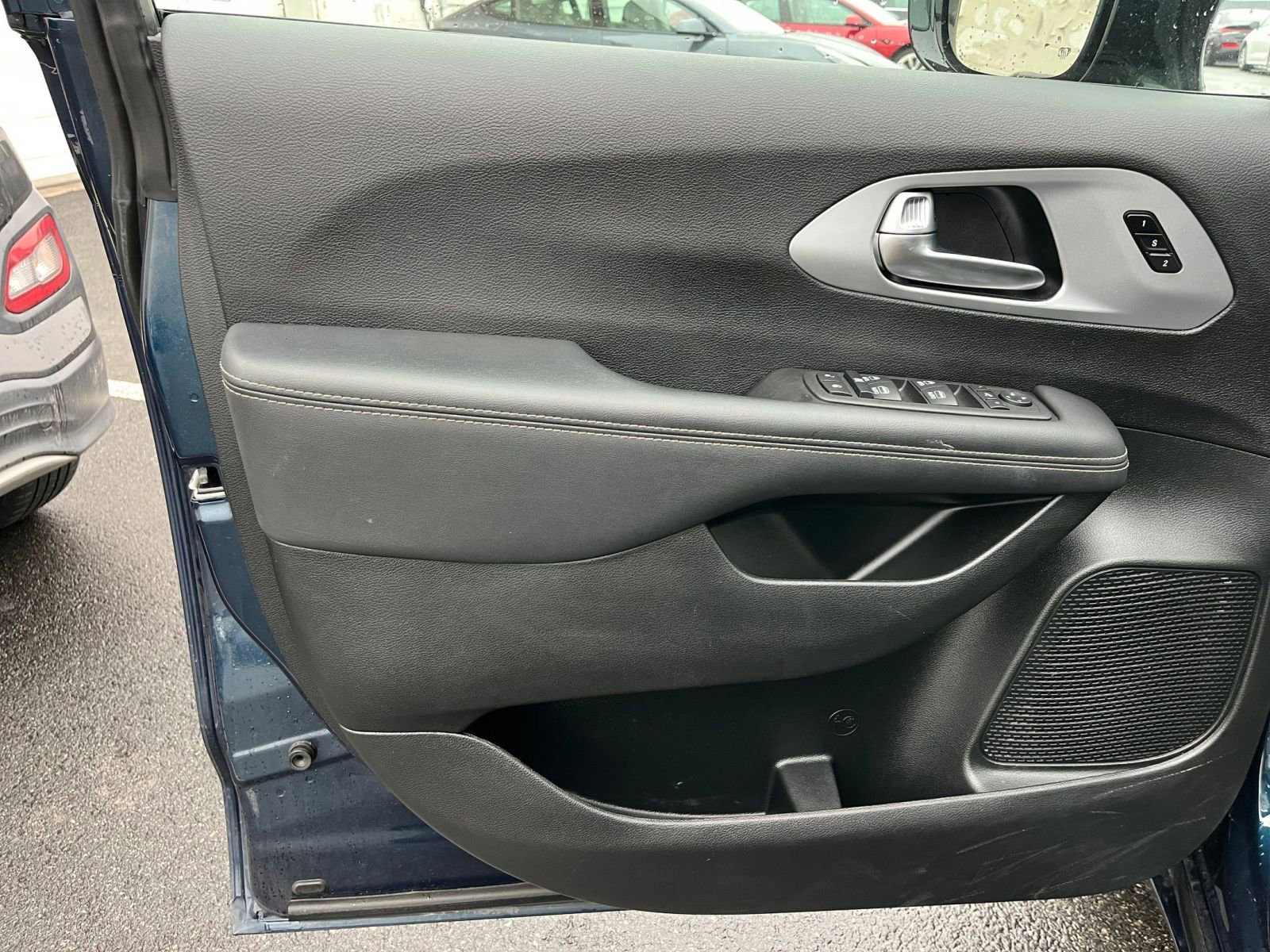 Used 2025 Chrysler Pacifica Limited image 18