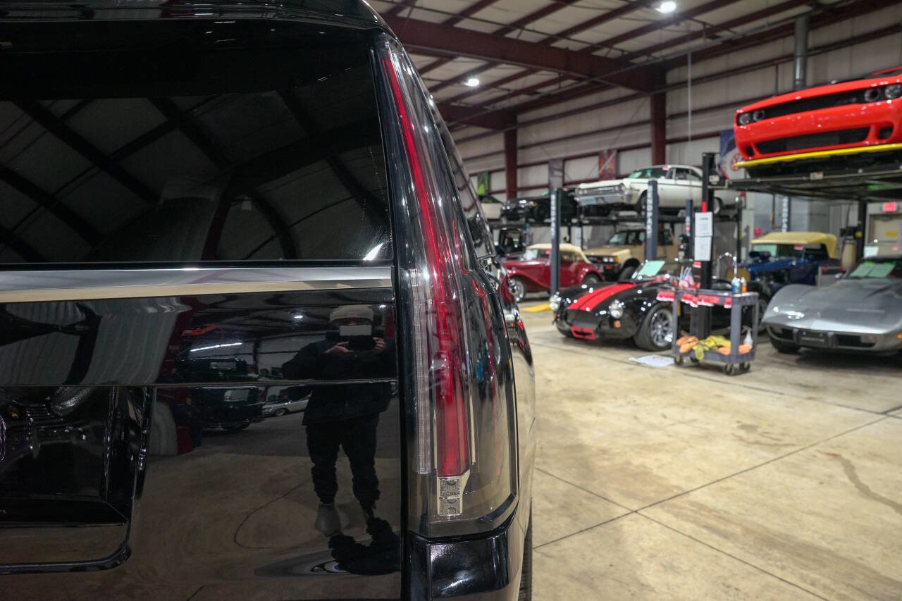 Used 2018 Cadillac Escalade ESV Luxury AWD/4WD image 36