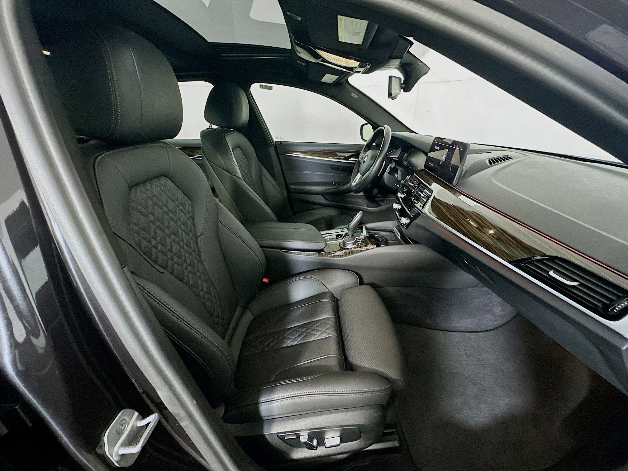 Used 2023 BMW 530i w/ Premium Package image 34