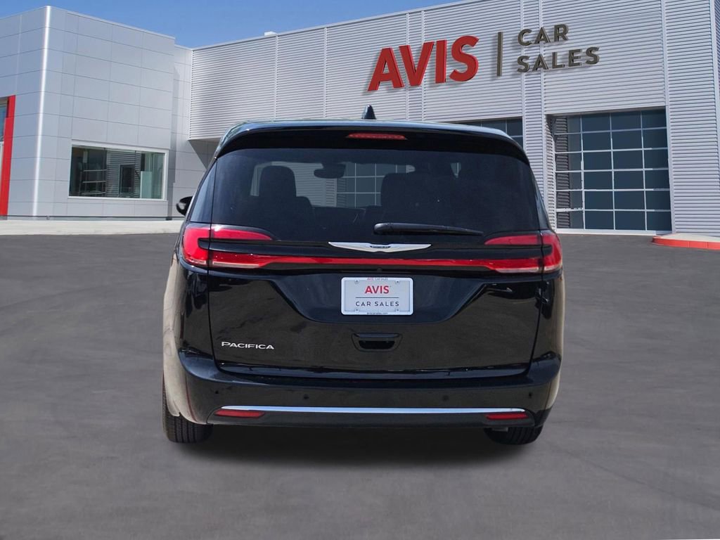Used 2025 Chrysler Pacifica Select image 5