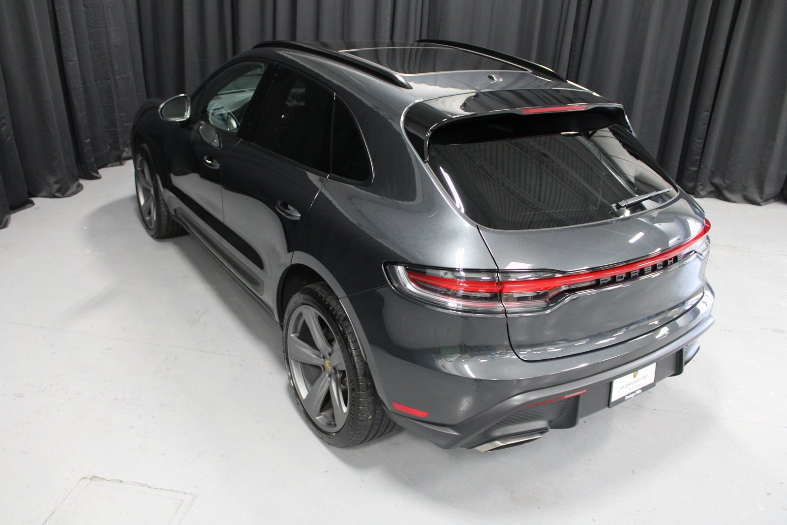 Certified 2025 Porsche Macan AWD/4WD image 9