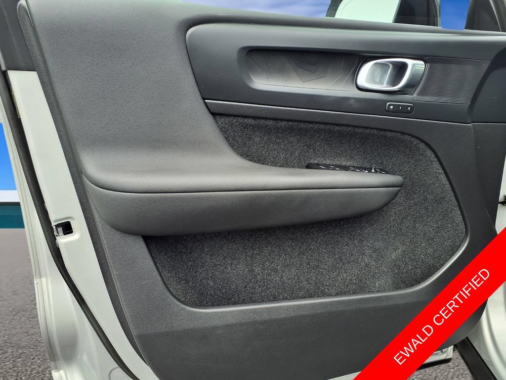 Used 2023 Volvo XC40 Recharge Plus AWD/4WD image 9
