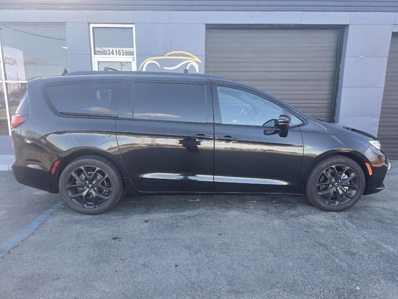 Used 2023 Chrysler Pacifica Limited w/ S Appearance Package image 2