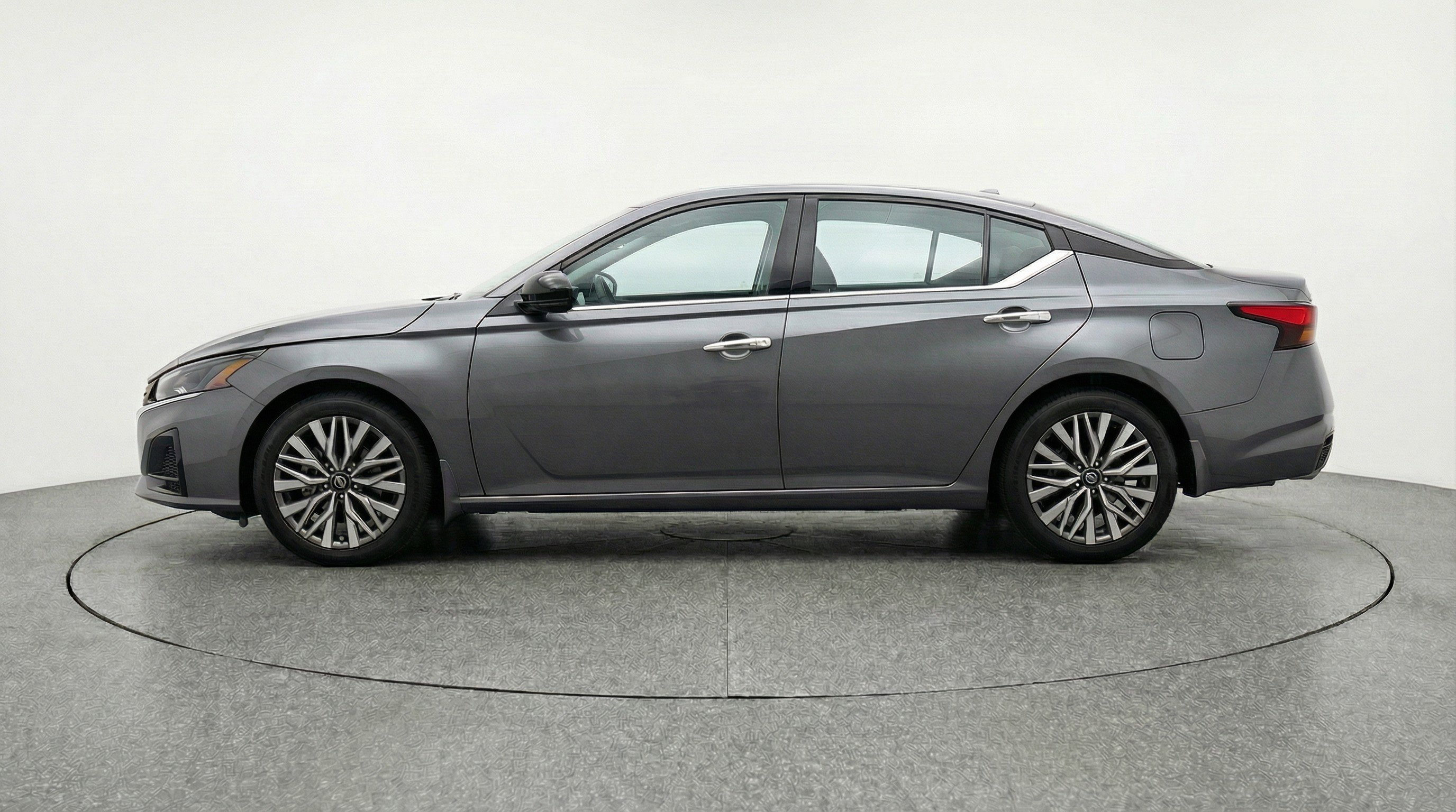 Used 2025 Nissan Altima 2.5 SV image 5