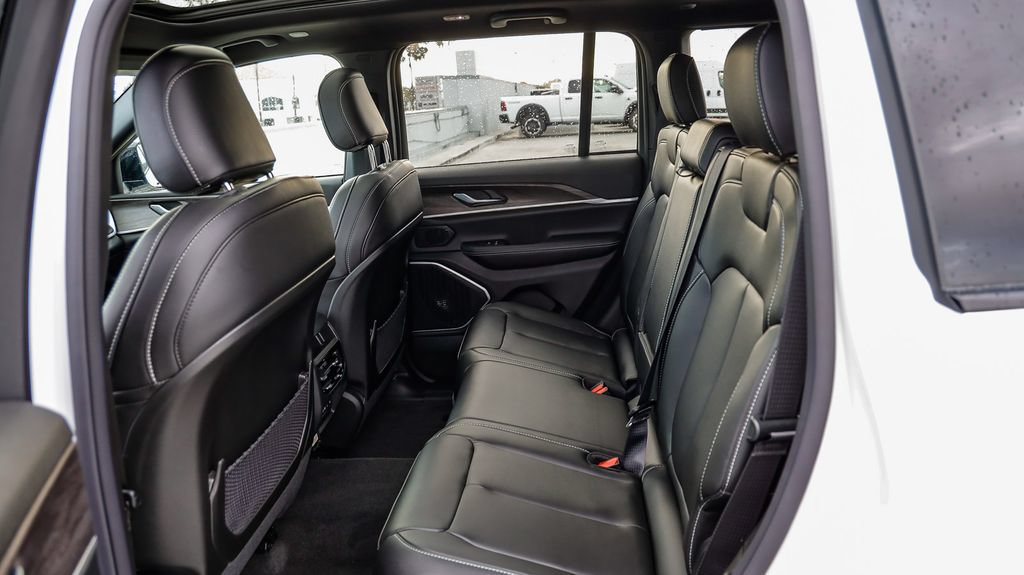 New 2026 Jeep Grand Cherokee Limited w/ Limited Altitude Package AWD/4WD image 23