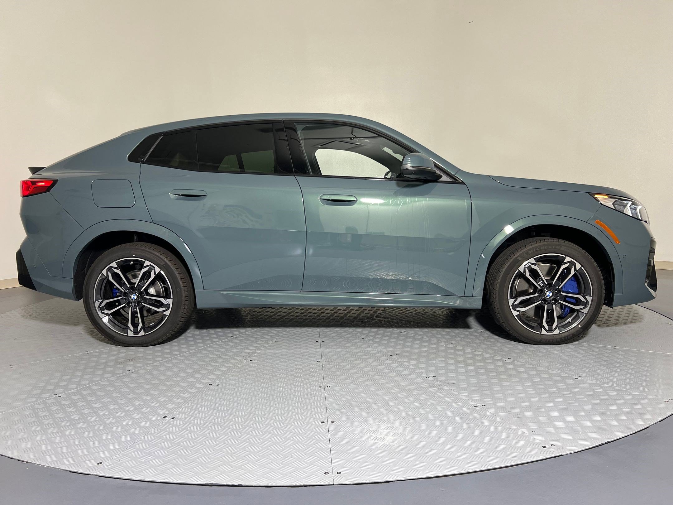 Used 2025 BMW X2 xDrive28i w/ Premium Package image 8