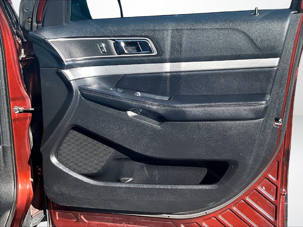 Used 2016 Ford Explorer XLT w/ Equipment Group 202A AWD/4WD image 25